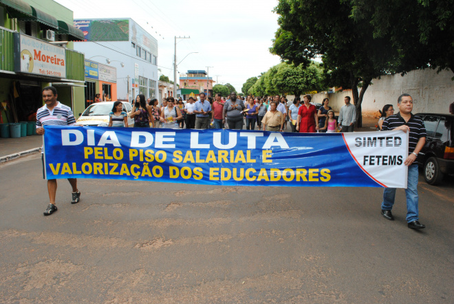 Professores de Bataguassu pedem piso nacional em passeata Profissionais de Educação realizam passeata pelo centro de Bataguassu
Foto: Assessoria de Comunicação