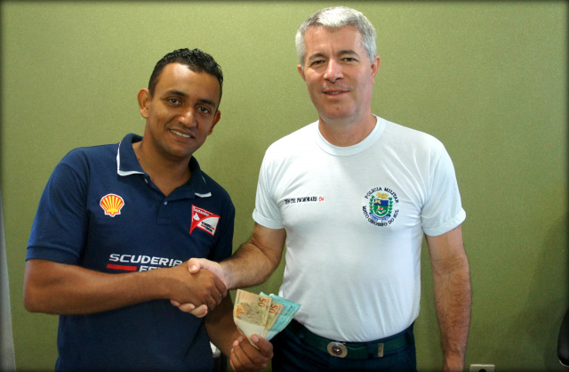 Comandante do 2º Batalhão adota politica de motivação e premia policial destaque do mês O Cabo da PM Ramires e o tenente coronel Moraes durante premiação do policial destaque do mês. (Foto: Assessoria)