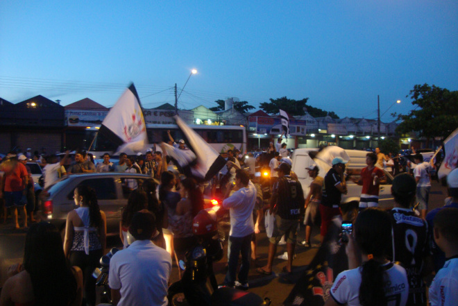 Torcedores três-lagoenses invadem avenida para comemorar vitória do Timão
