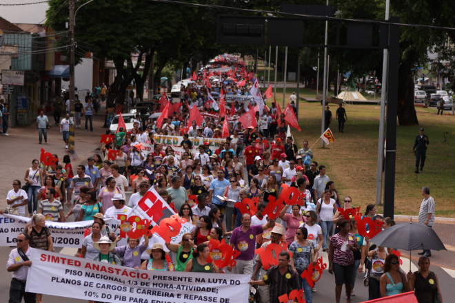Passeata de professores em Campo grande reúne 15 mil, segundo cálculos da PM. (Foto: Divulgação)