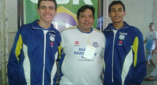 Caratecas de MS trazem medalhas do Pan-Americano na Bolívia Lucas Itavo, sensei Arani Franco de Jesus e Erick Taira (Foto: Divulgação/Rádio Clube)