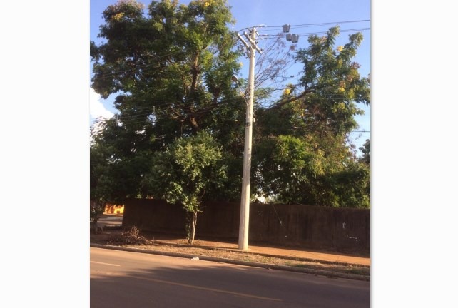 Leitora reclama de falta de luz na rua: "à noite fica sinistro" Poste, ao lado da Escola Bom Jesus, estava sem luz há dias. Foto enviada por leitora.