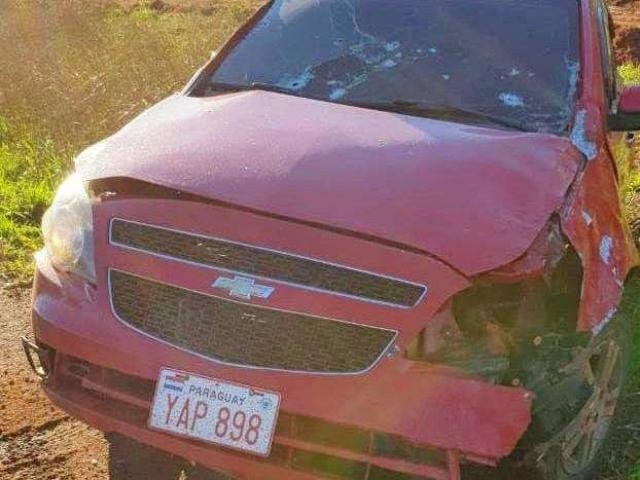 Dois homens são fuzilados em estrada paraguaia perto de MS Mortos estavam em um Chevrolet Agile com placa do Paraguai (Foto: Direto das Ruas)