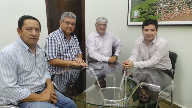 Da esq. para a dir.: Prefeito de Anaurilândia, Edinho Takazono, Ricardo Ojeda, Promotor de Justiça dr. Edival Quirino e o Promotor de Justiça de Anaurilândia, dr. Allan Arakaki. Foto: Márcia Héllen