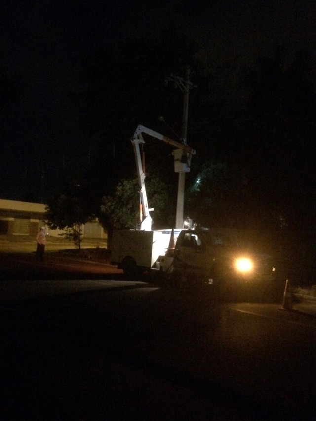 Leitora reclama de falta de luz na rua: "à noite fica sinistro" Elektro esteve ontem mesmo trocando a luz do poste. Foto enviada pela leitora.