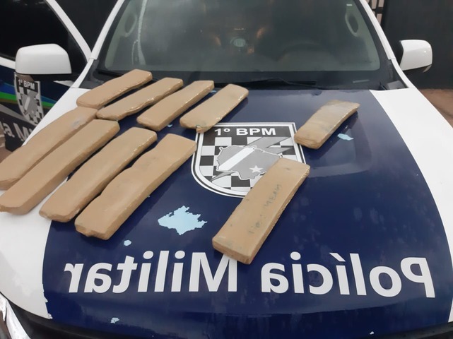 Maconha é encontrada em meio a tapetes doados a AACC Dez tabletes de maconha foram apreendidos - Foto: Divulgação / PM