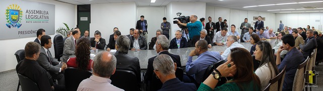 Deputados fazem pacto com prefeitos para mudar legislação sobre multas do TCE-MS Durante o encontro, ocorrido pela manhã na presidência da Assembleia Legislativa, vários deputados se manifestaram favoráveis a proposta dos gestores públicos (Foto/Assessoria)