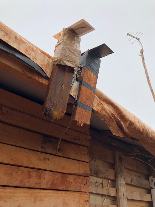 Menino cria sistema de energia para abastecer barracos após irmã morrer em incêndio causado por vela em MS Placas fotovoltaica responsável por carregar baterias e gerar energia em barracos, em MS. — Foto: Diego Pavei