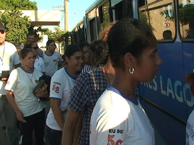 Estudantes pagam R$ 2 para ir e voltar da escola. (Foto: Maycon Almeida)