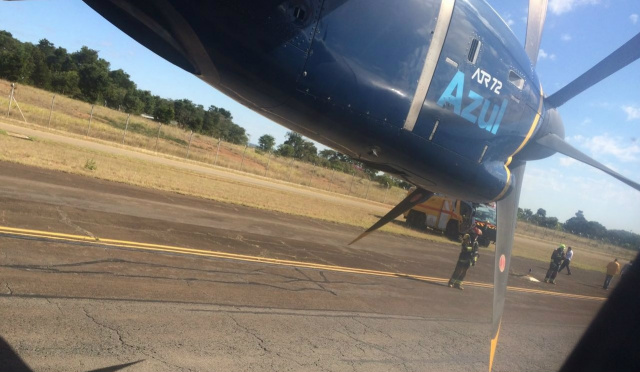 Avião da Azul que seguia para Três Lagoas sofre pane no trem de pouso Após ficar mais de 1 hora voando em círculos o trem de pouso voltou a funcionar e a aeronave aterrizou com segurança no aeroporto de Viracopos. Por segurança, equipes do Corpo de Bombeiros foram acionados (Foto:Perfil News)