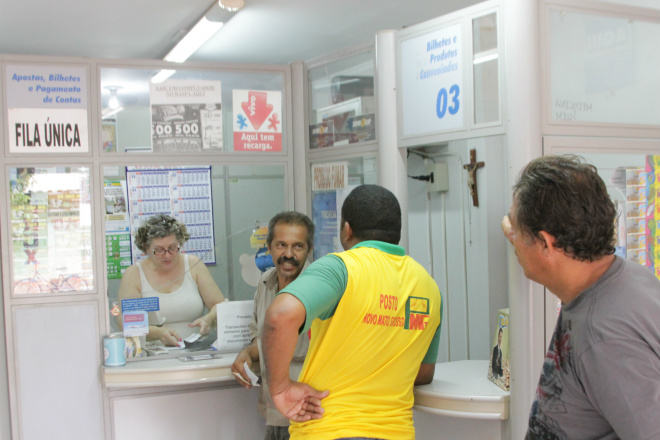 Apostadores fazem uma 'fezinha' na Lotérica Felicidade, em Selvíria. (Fotos: Ricardo Ojeda)