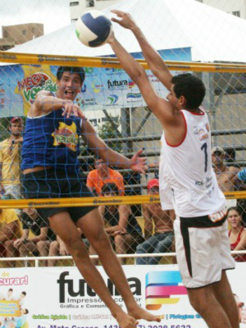 Atleta de MS é chamado para treinar com seleção sub-21 de vôlei de praia Saymon (de azul) é destaque no circuito estadual
(Foto: Divulgação/FVMS)
