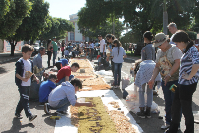 Cerca de 400 voluntários ajudaram na confecção dos tapetes.(Foto: Ariane Pontes)