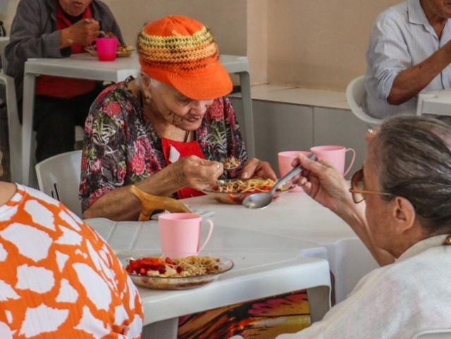 Preocupante, morte de idosos por desnutrição têm aumento em MS Na Sirpha, idosos recebem seis refeições por dia (Foto: Henrique Kawaminami)