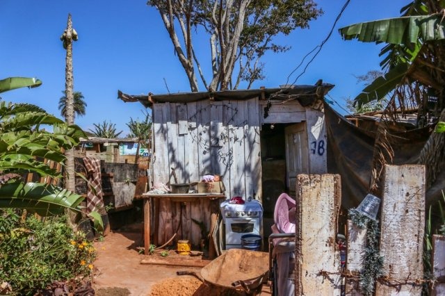 Preocupante, morte de idosos por desnutrição têm aumento em MS Barraco da família de Doralina no Morro do Mandela (Foto: Henrique Kawaminami)