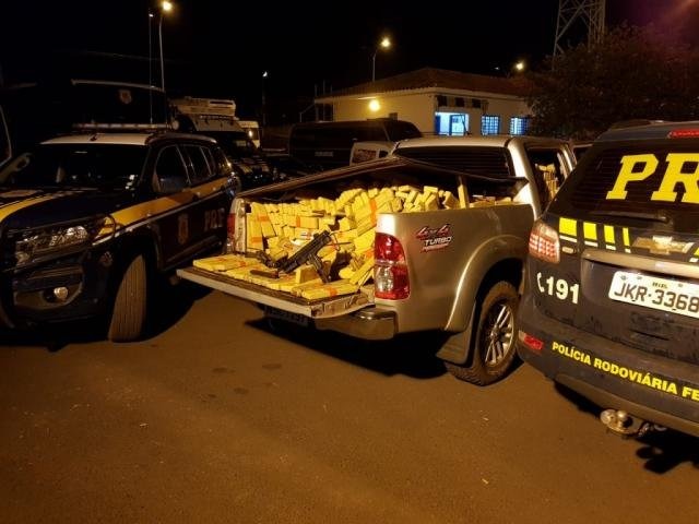 Batedor "entrega" e PRF apreende 1,7 t de maconha e submetralhadoras Dois carros, armas e droga foram apreendidos e levados à sede da PRF, em Campo Grande. (Foto: Divulgação)