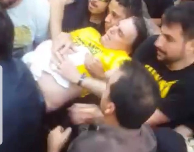 Bolsonaro leva facada em ato de campanha em Minas Bolsonaro é atingido por uma facada durante campanha em Minas Gerais. Foto: Reprodução
