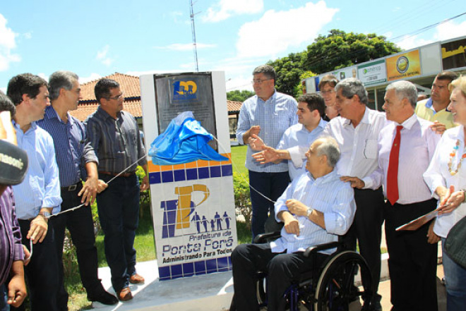 Ao lado do prefeito Flávio Kayatt e a diretoria do Sindicato Rural, André descerra placa comemorativa da Exporã em homeagem ao centenário de Ponta Porã. Foto: Edemir Rodrigues)
