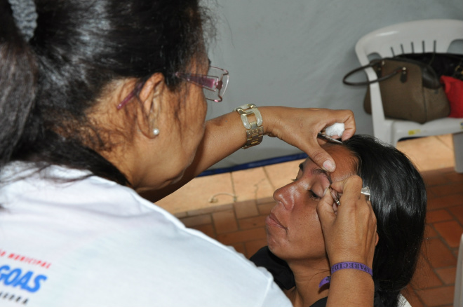 Cuidados com beleza atraíram as mulheres para a tenda da Assistência Social, Cidadania e Trabalho. (Foto: Diuvulgação)