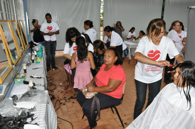 Corte de cabelo - Mulheres saírem de novo visual após a 'transformação' no Abraço. (Foto: Divulgação)