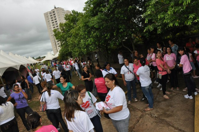 Mulheres saíram mais bonitas do Abraço na Lagoa Maior Abraço Mulher moviumentou o principal ponto que simboliza a cidade - A Lagoa Maior. (Foto: Divulgação)