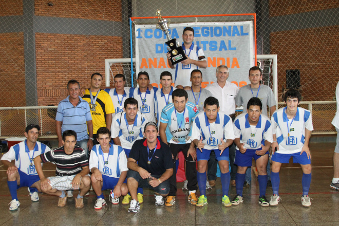 Prefeito Jorge Diogo e membros do Departamento Municipal de Esportes ao lado dos jogadores de Brasilândia que foram campeões da competição (Foto: Divulgação/Assecom)