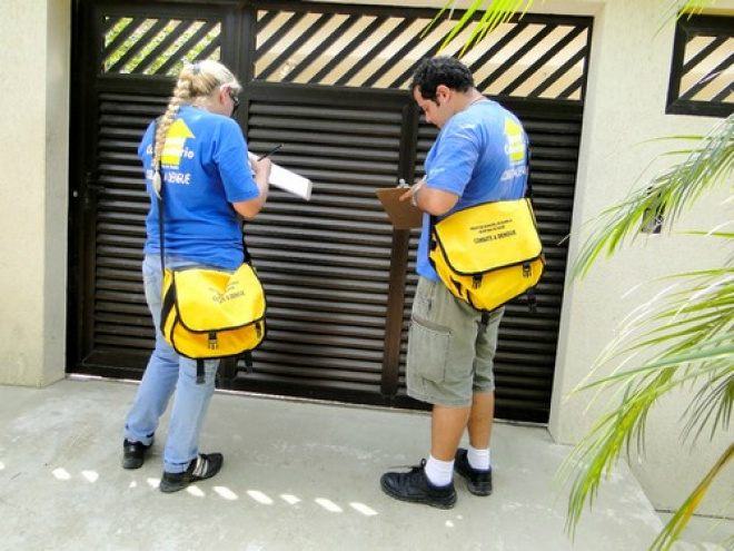 Os agentes comunitários desenvolvem ações individuais ou coletivas de prevenção a doenças e promoção de saúde em domicílios.