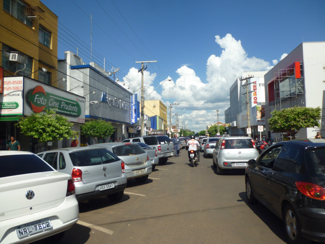 População aprova Área Azul no centro de Três Lagoas Estacionamento 45º tem sobrevida de menos de um ano em Três Lagoas. (Fotos: Edmir Conceição)