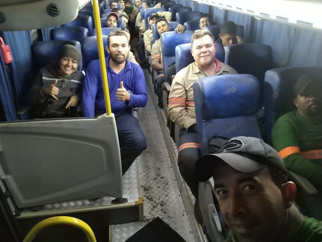 Eldorado mantém Rádio com programação para os trabalhadores dos módulos florestais Colaboradores ouvem a rádio Eldorado a caminho do trabalho. Foto: Assessoria