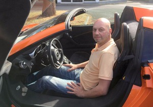 Burro morde carro esportivo na Alemanha, e dono tem que pagar indenização Burro morde carro esportivo na Alemanha, e dono tem que pagar indenização