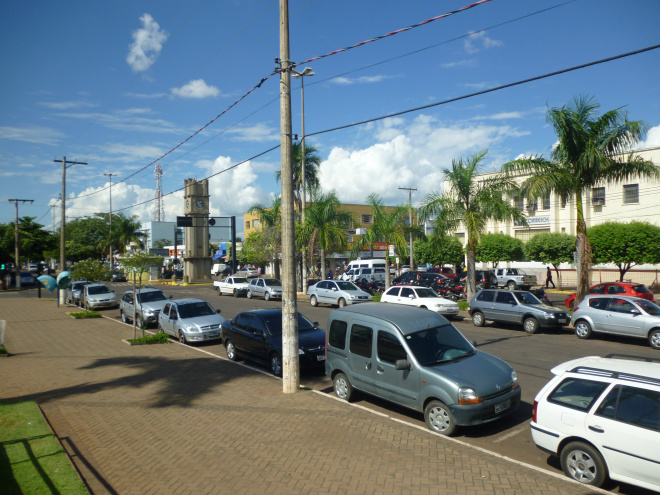 Em frente da Praça Ramez Tebet, carros estacionam inclusive ao lado do canteiro central, o que é proibido pela legislação de trânsito