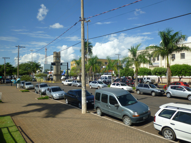 População aprova Área Azul no centro de Três Lagoas Em frente da Praça Ramez Tebet, carros estacionam inclusive ao lado do canteiro central, o que é proibido pela legislação de trânsito