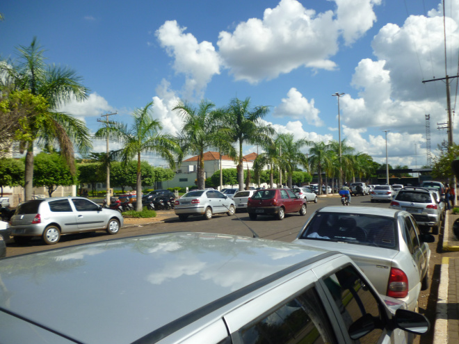 População aprova Área Azul no centro de Três Lagoas Em frente da prefeitura a irregularidade é consensual - falta de vagas leva servidores e contribuintes a usar faixa proibida