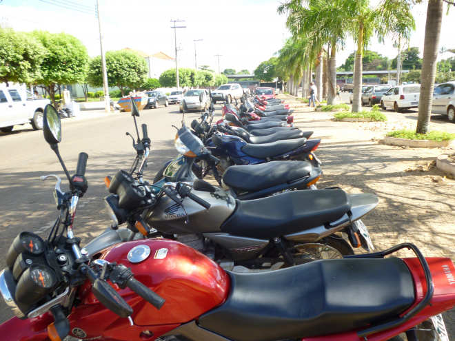 Motociclestas - frota cresce diariamente e acaba contribuindo com índices de acidentes no centro de Três Lagoas.