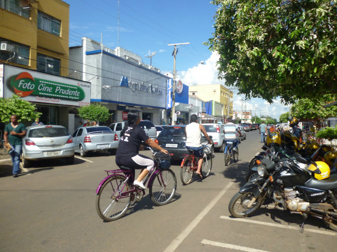 Centro de Três Lagoas também é disputado pelos ciclistas, que têm ciclovias apenas nas avenidas do entorno