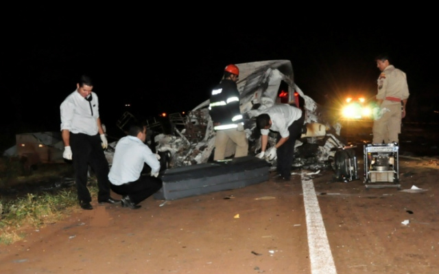 Oito pessoas morreram no acidente na noite de ontem (02) na BR-267 e uma sobreviveu. (Foto: Márcio Rogério/Nova News)