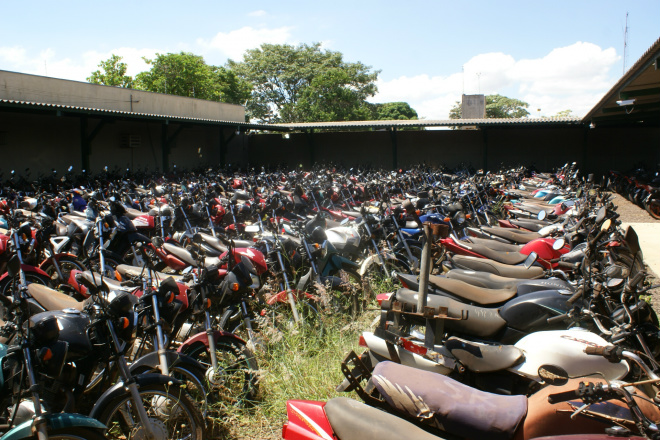 Condutores sem CNH fazem lotar pátio do Detran de carrões Motocicletas lotam pátio do Detran de Três Lagoas. (Foto: Adriano Vialle)
