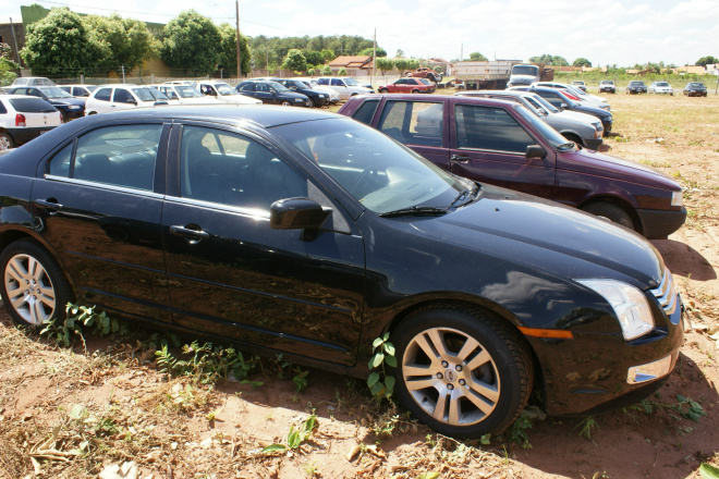 Carros novos apreendidos são comuns no pátio do Detran de Três Lagoas. (Foto: Adriano Vialle)