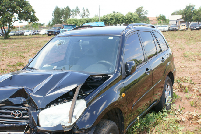 Condutores sem CNH fazem lotar pátio do Detran de carrões Carro importado está apreendido há 2 anos no pátio do Detran. (Foto: Adriano Vialle)