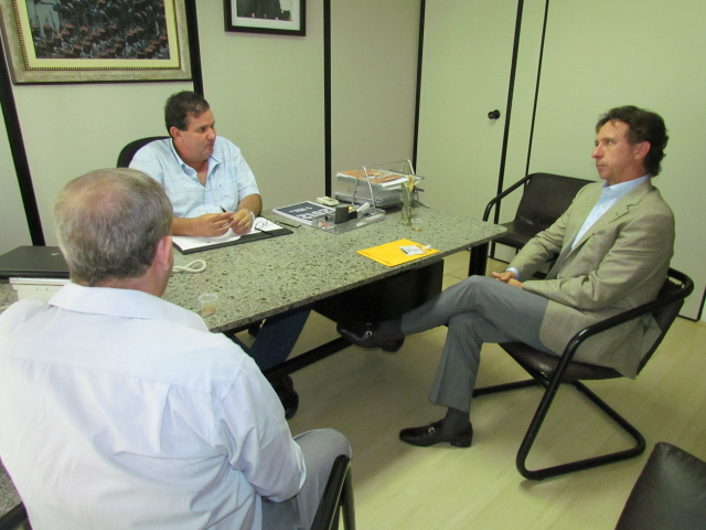 Presidente da Metalfrio visita deputado Eduardo Rocha na Assembléia Deputado Eduardo Rocha conversa com presidente da Metalfrio, que pede apoio para resolver problema da falta de mão de obra qualificada em Três Lagoas.