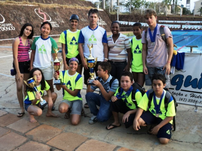 Atletas de Três Lagoas ganham 54 medalhas em festival de natação Delegação de Três Lagoas mostrou alta performance em competição que reuniu 120 atletas da natação.