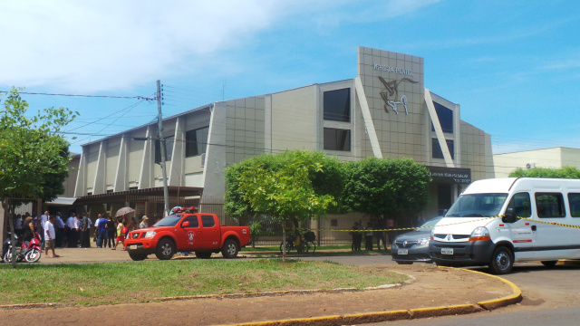 Na lateral da Igreja Peniel muita gente aguarda o momento de dar a última despedida ao líder evangélico (Foto: Ricardo Ojeda)