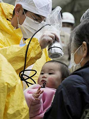 Criança passa por teste de contaminação por
radioatividade no Japão. (Foto: Reuters)