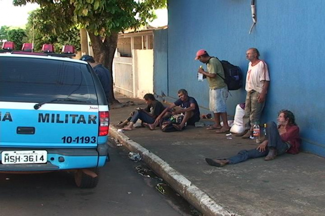 Moradores não conseguiam sair da calçada, pois estavam embriagados