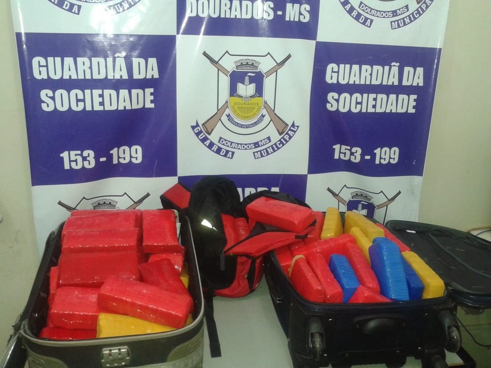 Jovem é presa em rodoviária de MS quando tentava levar maconha para ES Tabletes de maconha em malas da suspeita em MS (Foto: Guarda Municipal/Divulgação)