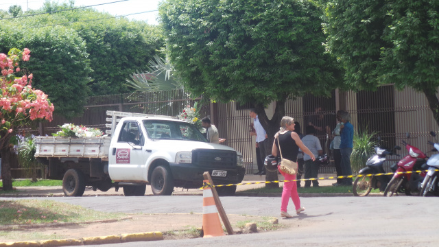 A todo instante chegam na entrada da igreja carros transportando coroas de flores. A avenida que passa em frente do templo está impedida para trânsito de veículos (Foto: Ricardo Ojeda) 