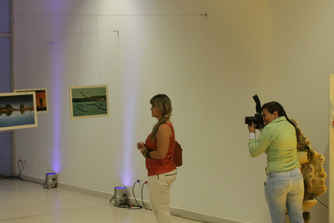 Câmara abre exposição fotográfica “Cidade das Águas” Fotógrafa registra observação em varal de exposição