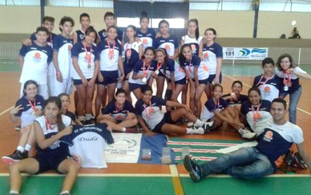 A equipe masculina de 12 a 14 anos conquistou o troféu de terceiro lugar na competição e a equipe feminina de 15 a 17 anos ficou com o vice-campeonato dos Jogos da Juventude de Mato Grosso do Sul (Foto: SED)