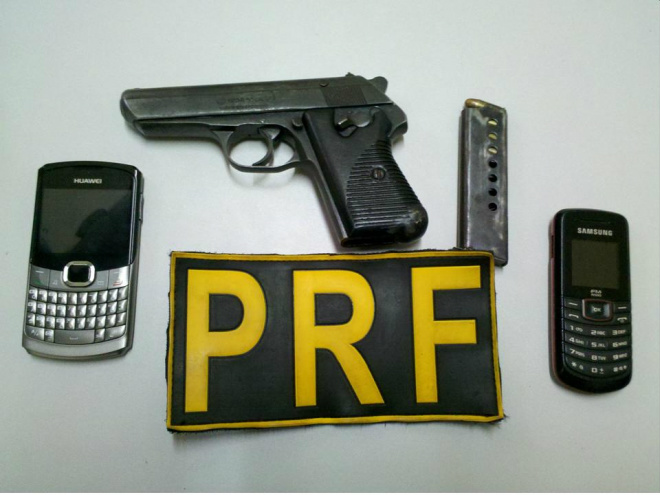 Assaltantes tentam se desfazer de pistola, mas acabam presos Arma apreendida em barreira da PRF. (Foto: divulgação)