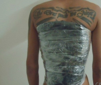 Adolescente é flagrado com 2,2 kg de cocaína no Aeroporto de Dourados Droga 'adesivada' em corpo de adolescente. (Foto: Reprodução Dourados News)